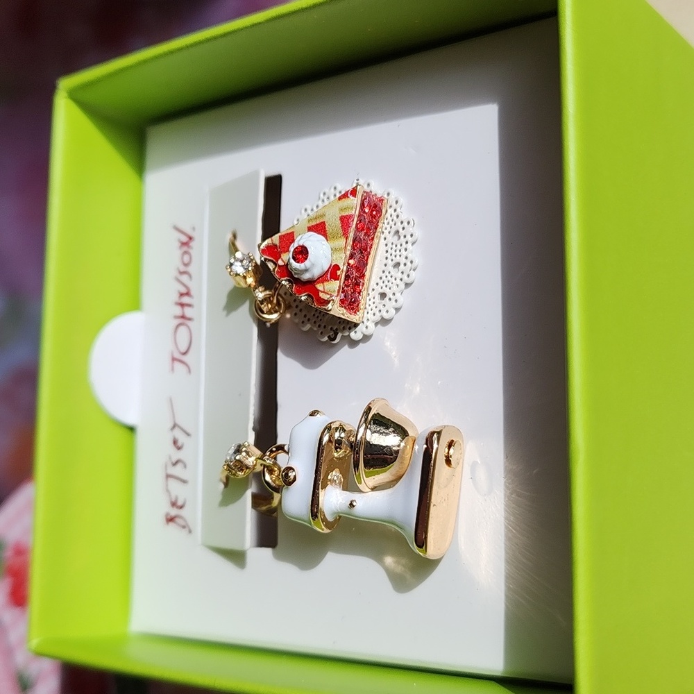 🍒 NWT Betsey Johnson Cherry Pie Earrings 🍒